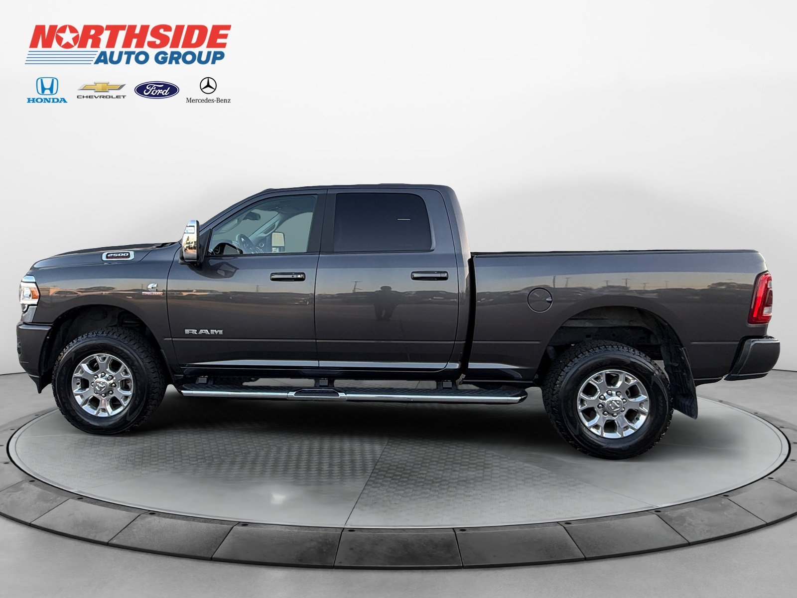 Certified Used 2023 Granite Crystal Clearcoat Metallic Ram Laramie image 4