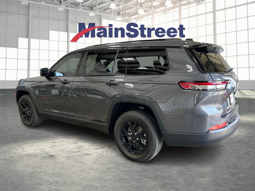 Used 2024 Gray Jeep Altitude image 3