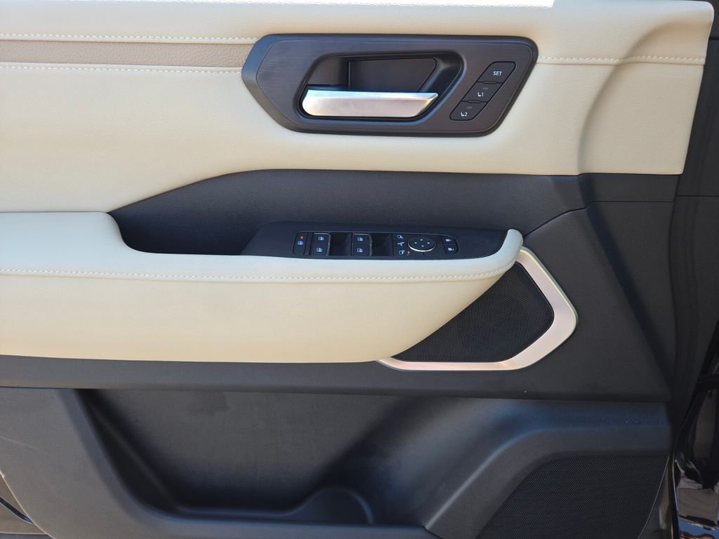 2025 Nissan Armada Platinum - Photo 11