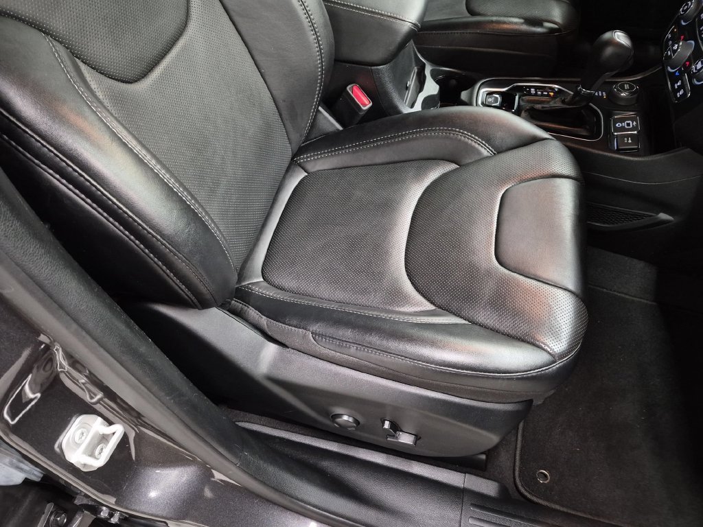 Used 2023 Gray Jeep Altitude image 27