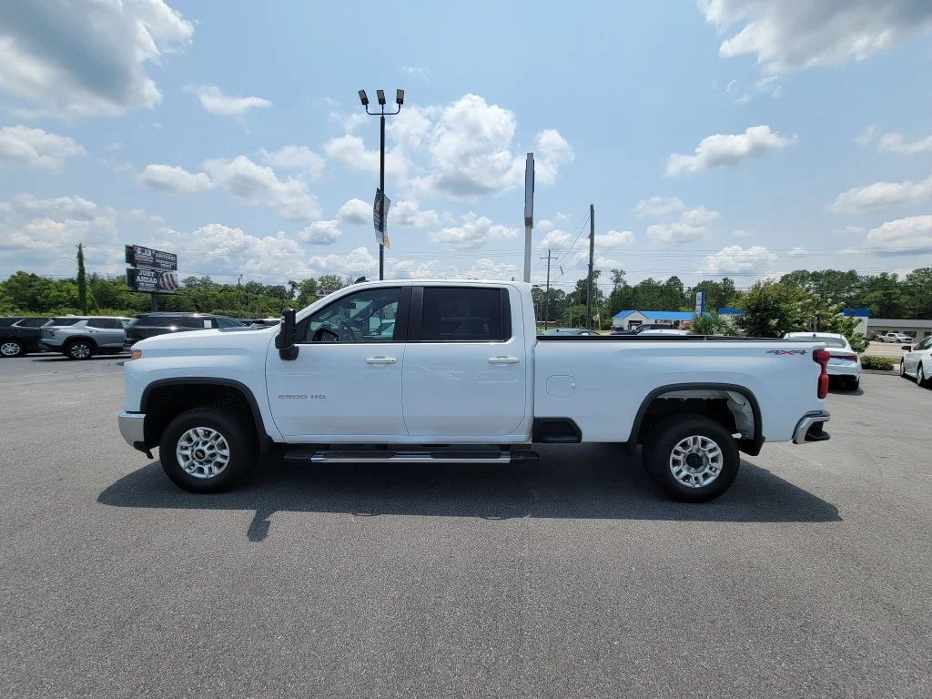 Used 2025 Summit White Chevrolet LT image 3