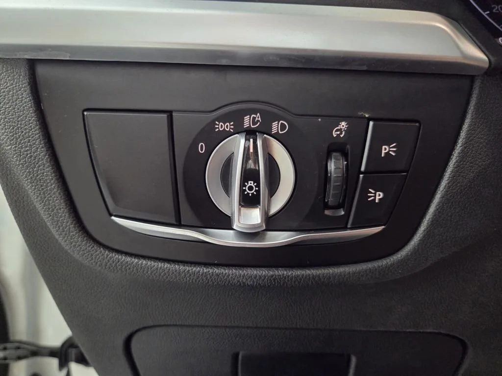 Used 2024 Alpine White BMW sDrive30i image 19