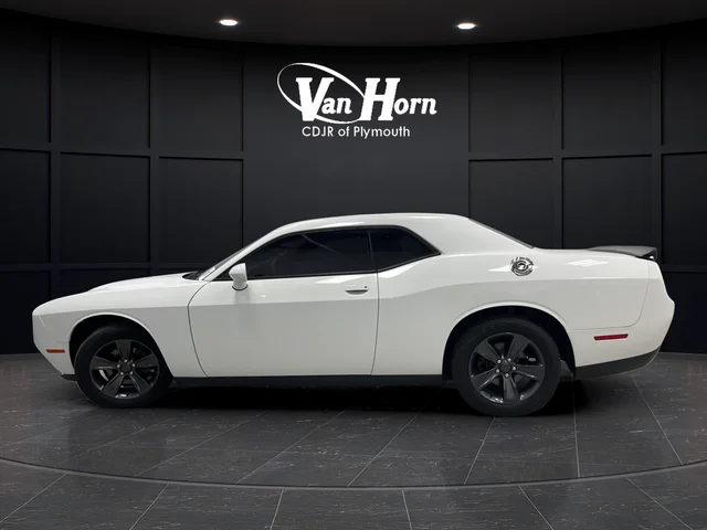 Used 2019 White Dodge SXT image 4