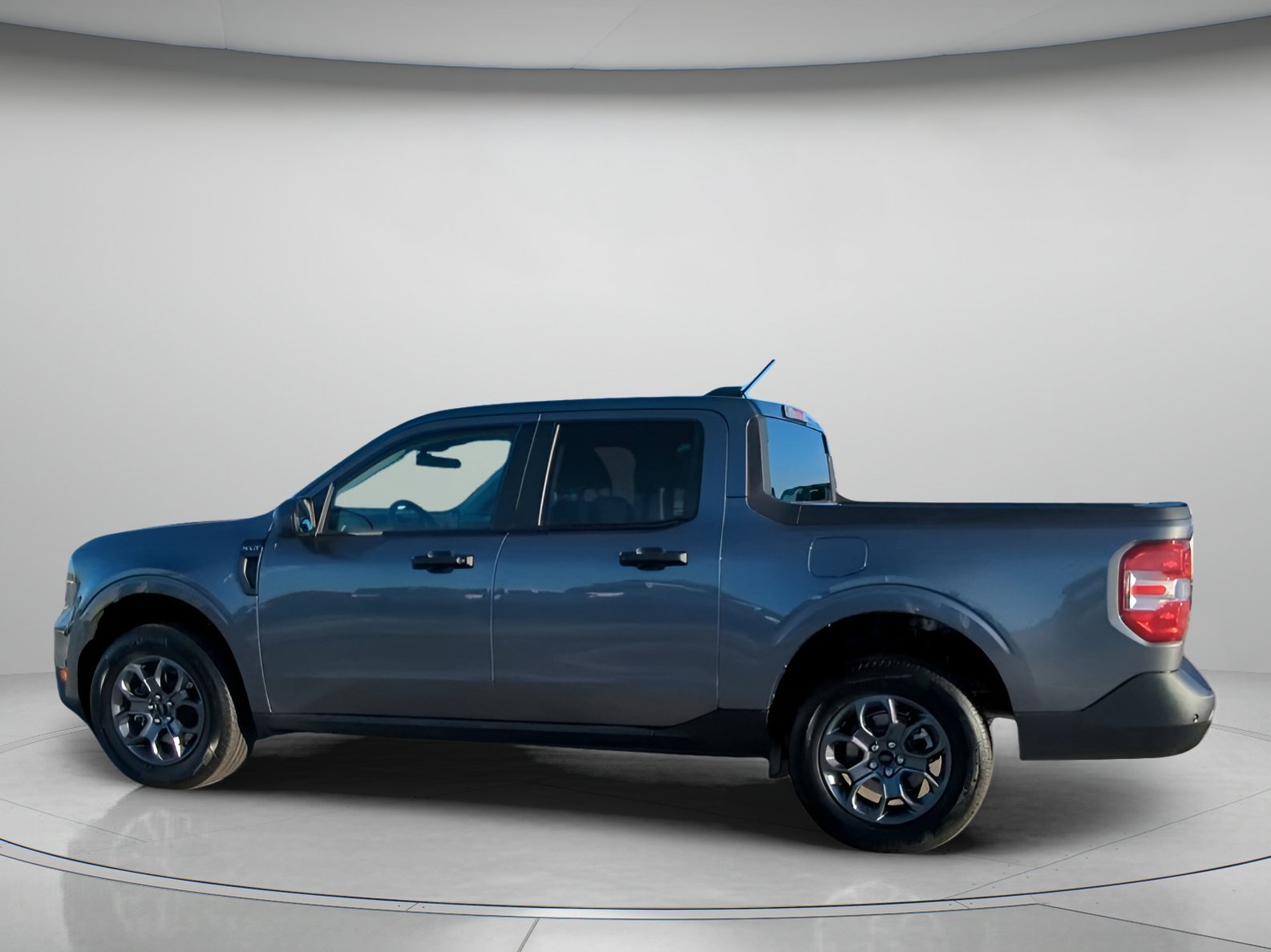 New 2026 Carbonized Gray Metallic Ford XLT image 15