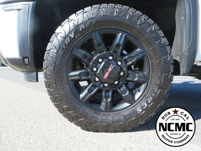 Used 2025 White GMC AT4 image 9