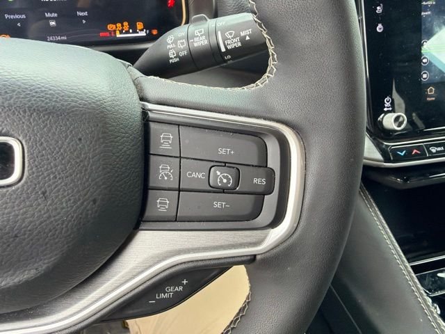 Used 2025 Silver Jeep Base image 16