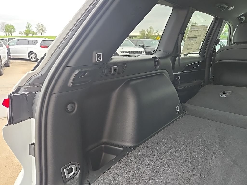 New 2026 Bright White Clear-Coat Exterior Paint Jeep Altitude image 91