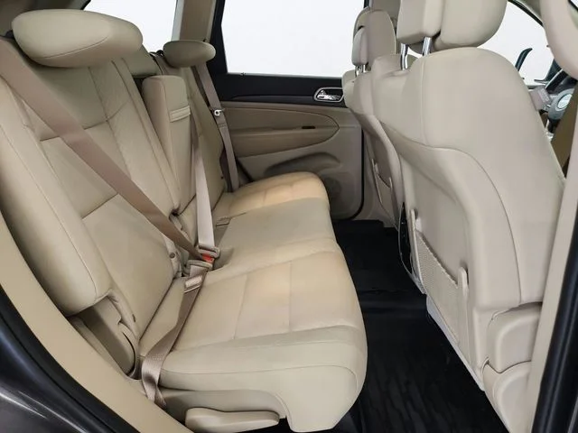 Used 2021 Granite Crystal Clearcoat Metallic Jeep Laredo E image 25