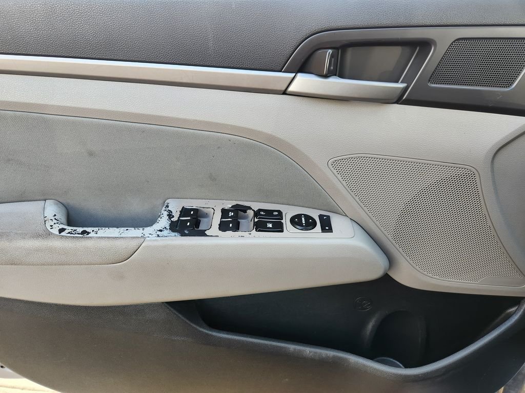 Used 2017  Hyundai SE image 24