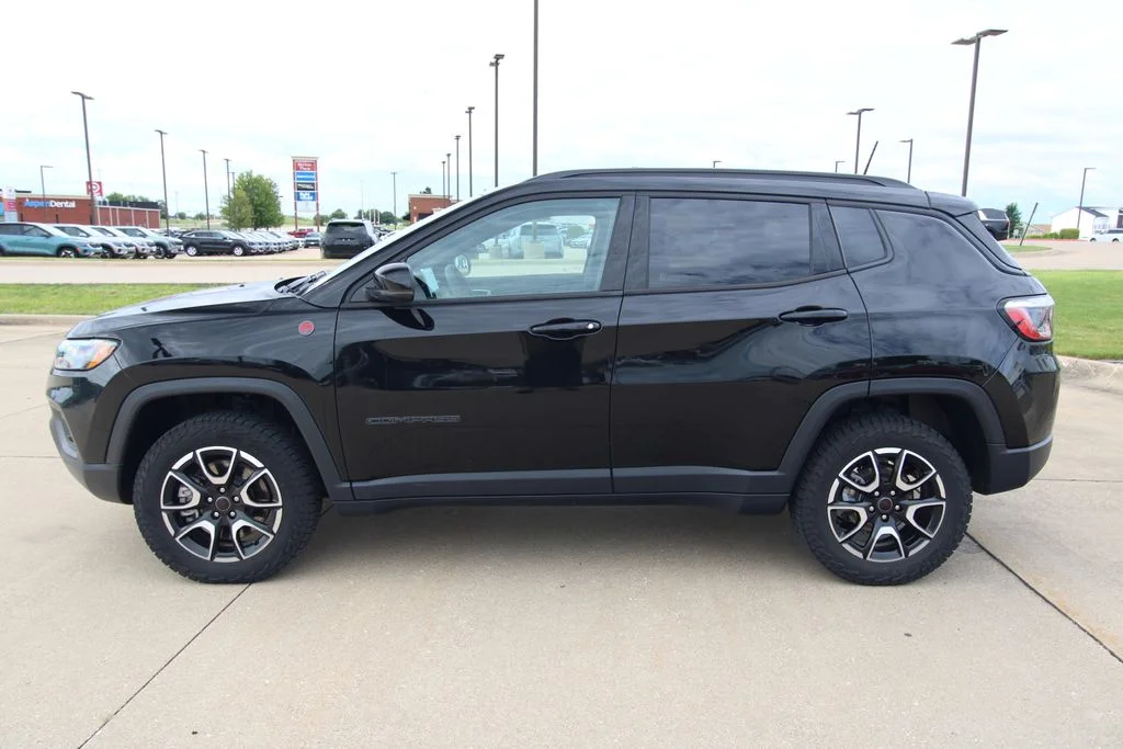 Used 2025 Black Jeep Trailhawk image 16