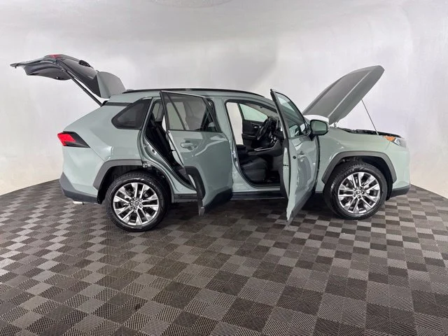 Used 2020 Gray Toyota XLE Premium image 16