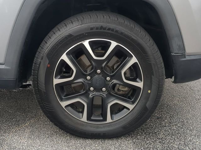 Used 2020 Silver Jeep Trailhawk image 11