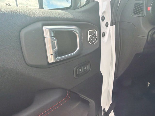 New 2027 Bright White Clear-Coat Paint Jeep Rubicon X image 18