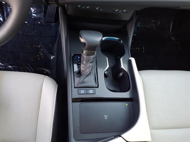 2025 Lexus ES Hybrid 300h - Photo 17