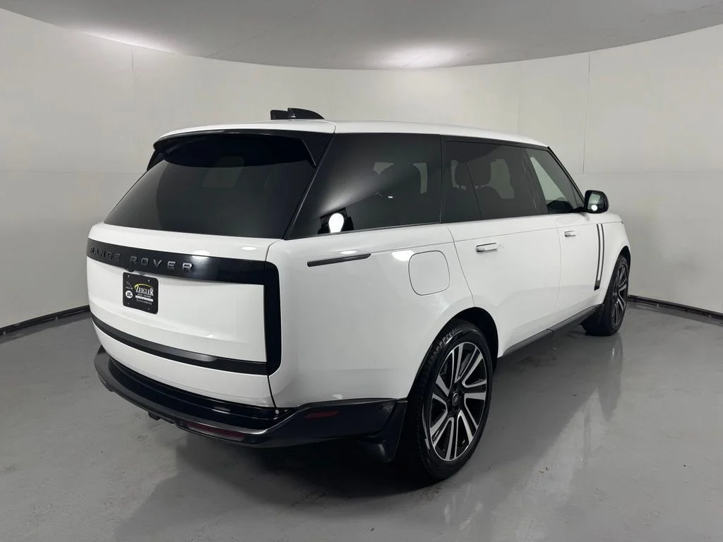 Used 2025 Fuji White Land Rover SE image 5