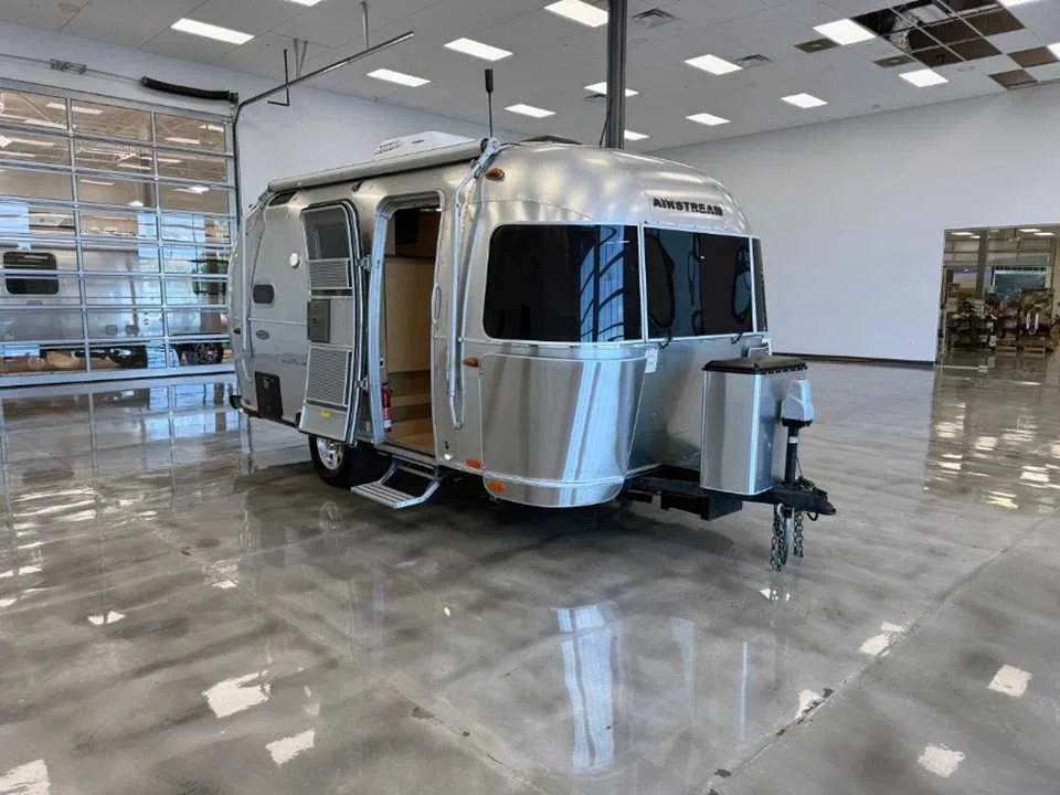 Used 2017 SILVER AIRSTREAM  image 5
