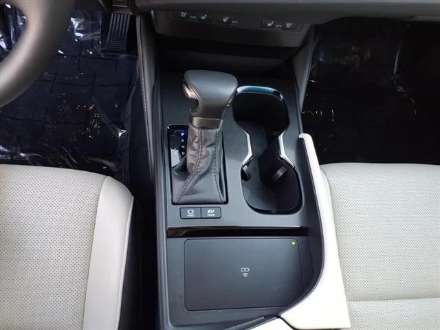 Used 2025 Eminent White Pearl Lexus Base image 17
