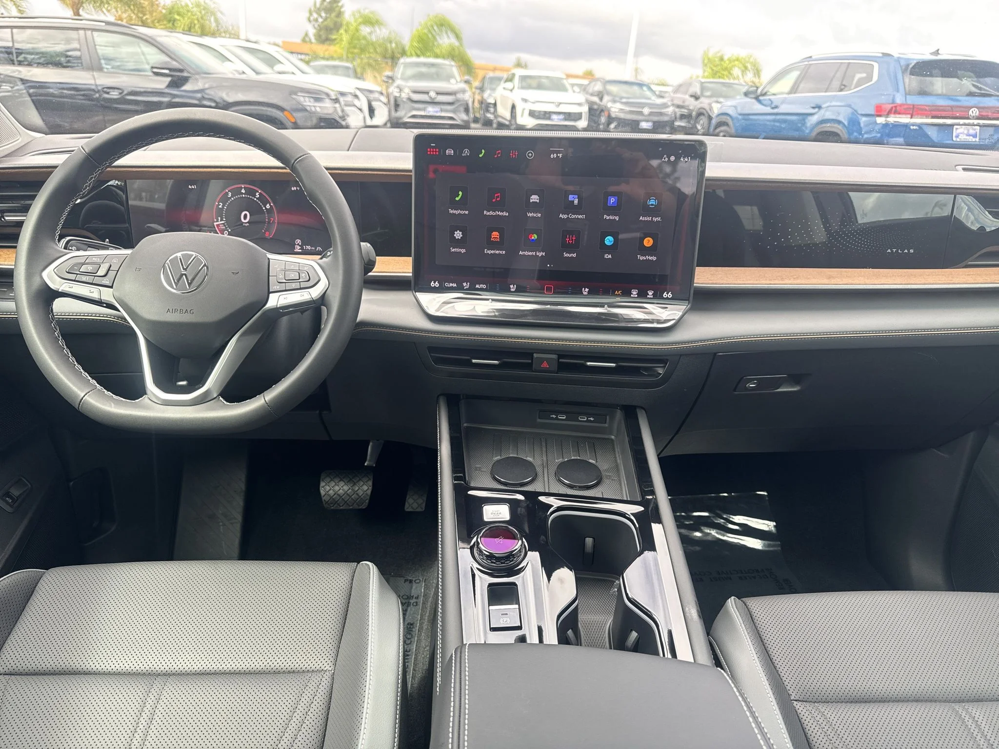New 2027 Deep Black Pearl Volkswagen SE w/Technology image 16