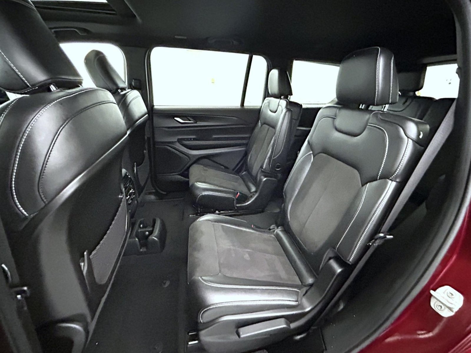 Used 2023 Red Jeep Altitude image 21
