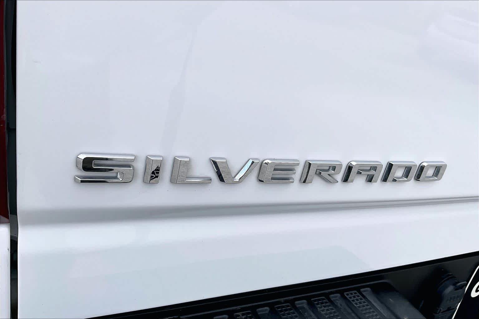 Used 2025 Summit White Chevrolet LT image 28