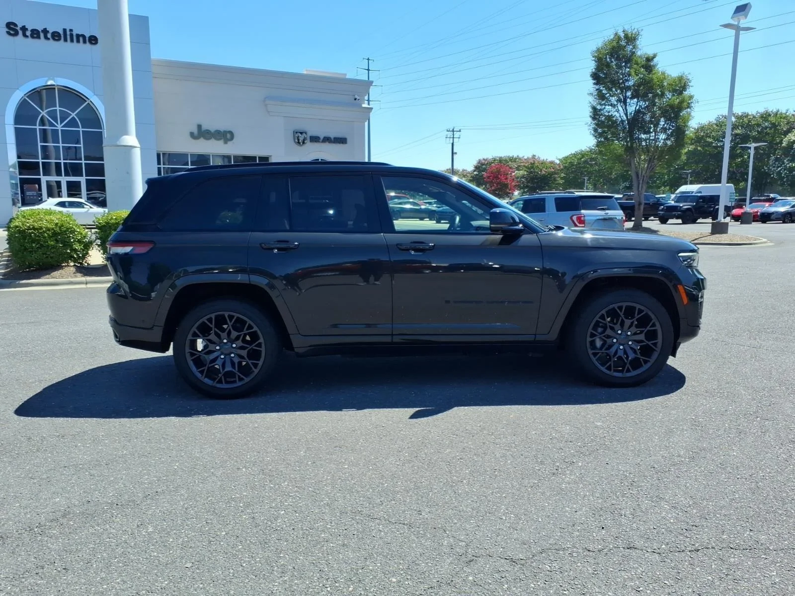 Used 2023 Rocky Mountain Pearlcoat Jeep Summit image 12