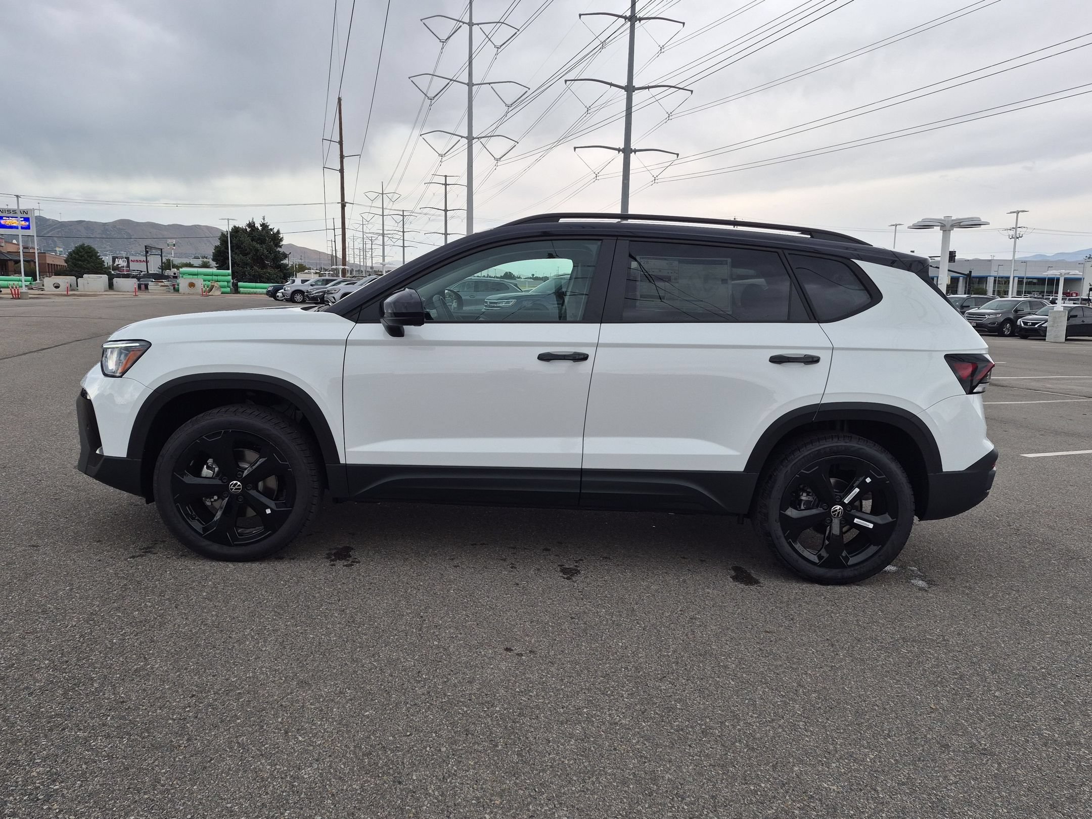 New 2026 Pure White w/Deep Blk Rf Volkswagen SE Black image 7