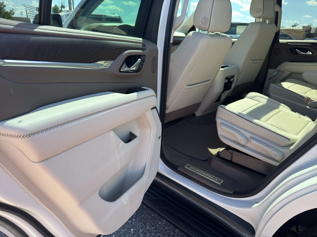 Used 2021 White Frost Tricoat GMC Denali image 13