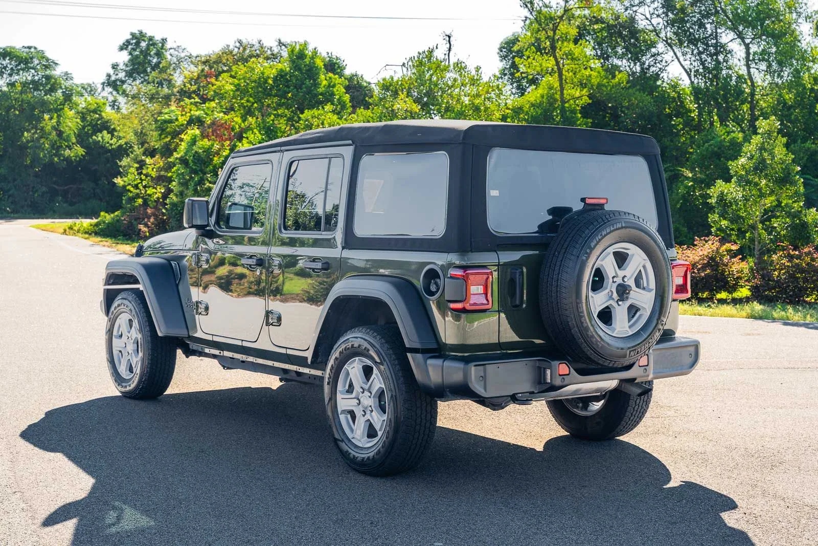 Used 2023 Green Jeep Sport S image 4