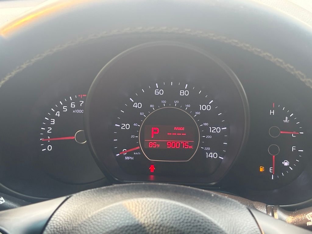 Used 2016 Blue Kia Plus image 20