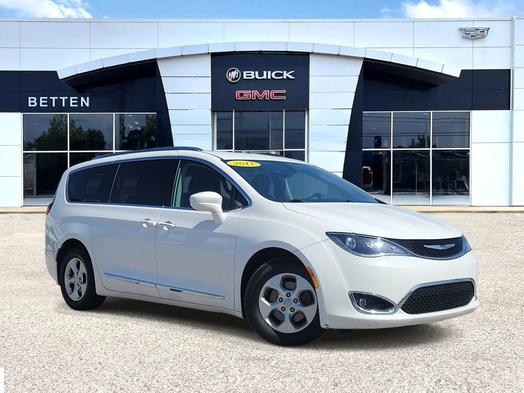 2017 Chrysler Pacifica Touring-L Plus's photo