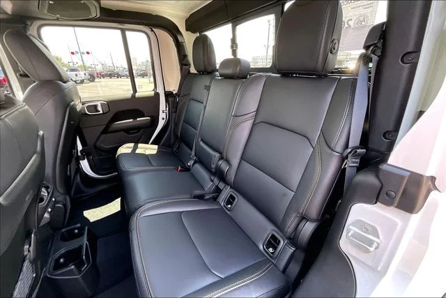 New 2026 Bright White Clear-Coat Exterior Paint Jeep Sahara image 10
