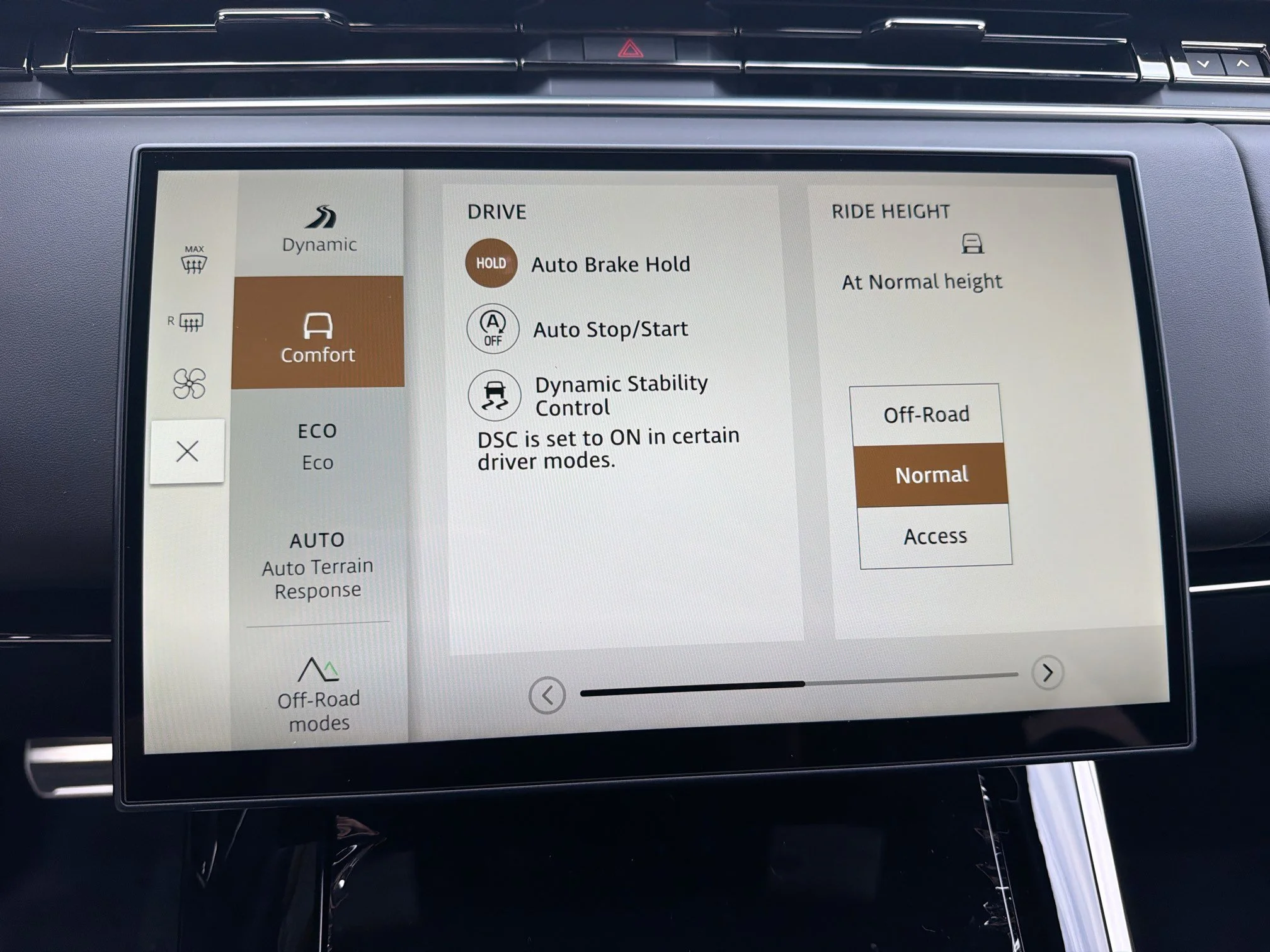 New 2026 Santorini Black Land Rover Dynamic SE image 31