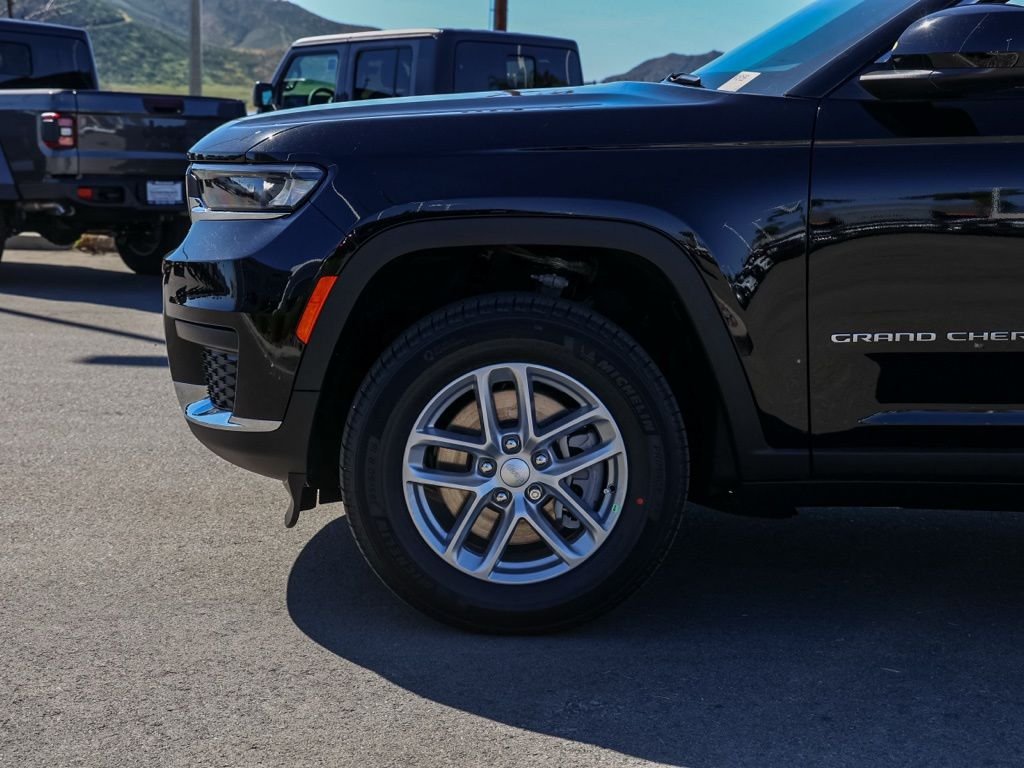 New 2026 Diamond Black Crystal Pearl-Coat Exterior Paint Jeep Laredo image 10