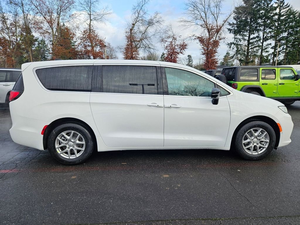 New 2026 Bright White Clear-Coat Exterior Paint Chrysler Select image 8