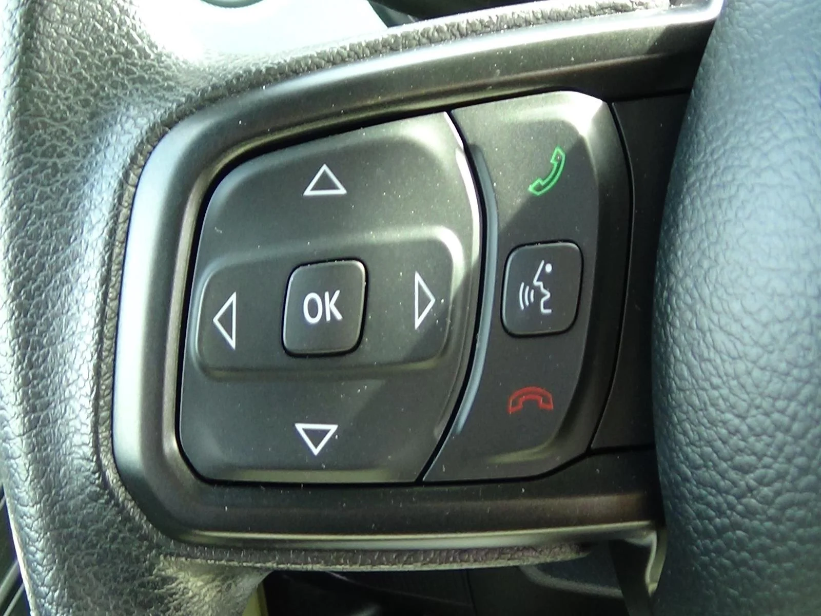 Certified Used 2025  Jeep Sport image 17