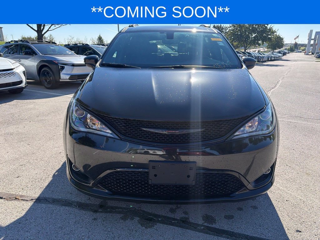 Used 2018 Chrysler Pacifica Touring L with VIN 2C4RC1BG8JR338140 for sale in Kansas City
