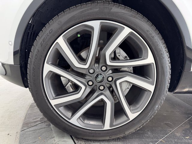 Used 2024 Fuji White Land Rover Dynamic SE image 10