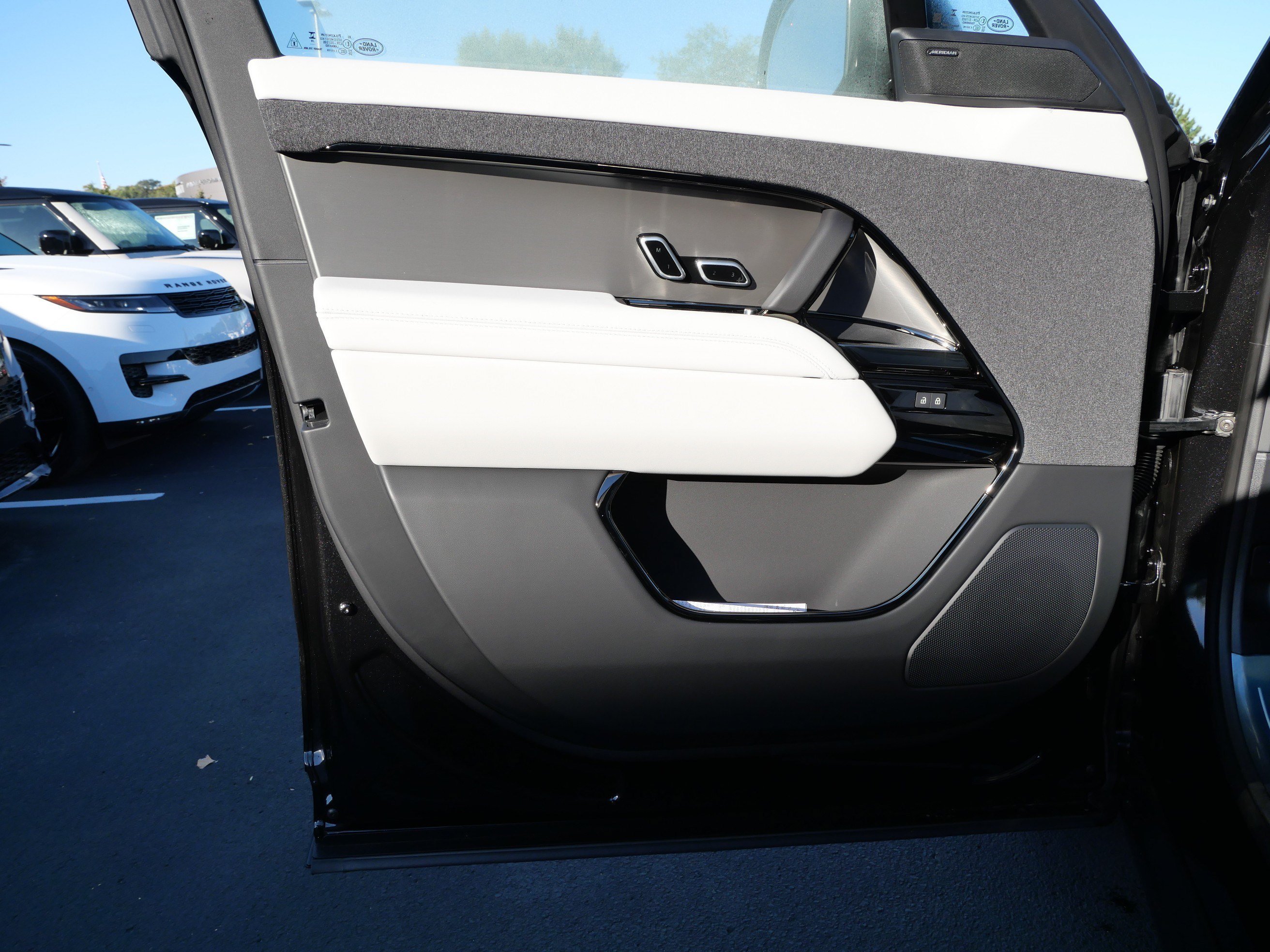 New 2027 Santorini Black Land Rover SE image 4