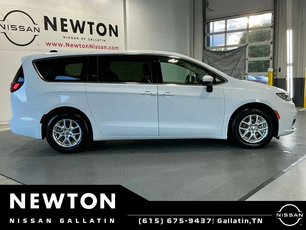 Used 2023 Bright White Clearcoat Chrysler Touring L image 4