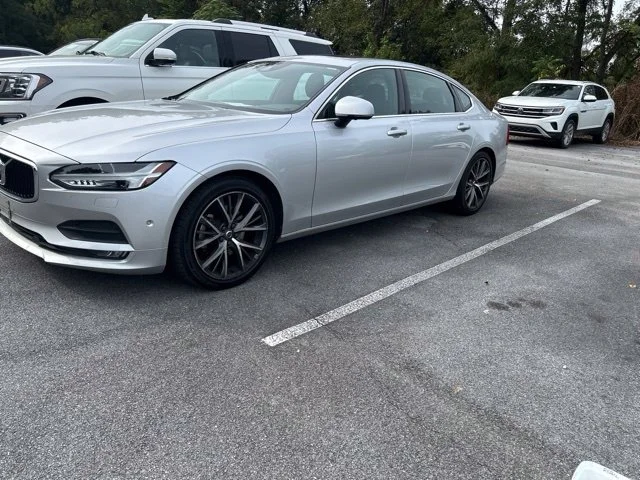 Used 2018 Silver Volvo T5 Momentum image 1