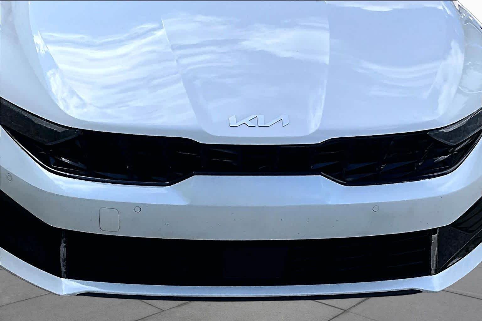 Used 2025 Snow White Pearl Kia LXS image 29