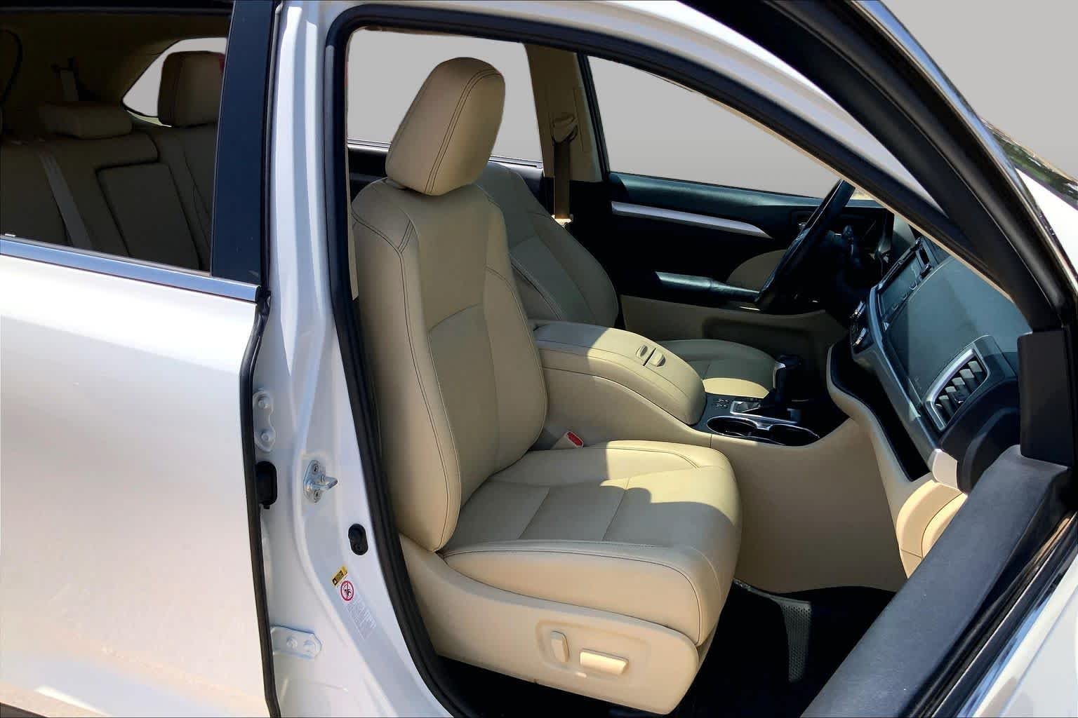 Used 2019 Blizzard Pearl Toyota XLE image 8