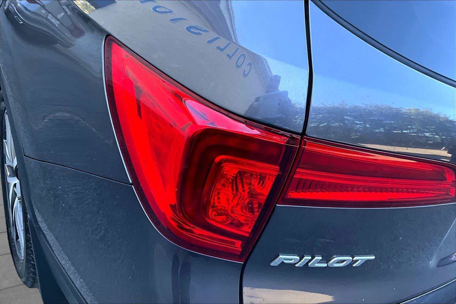 Used 2018 Crystal Black Pearl Honda Touring image 28
