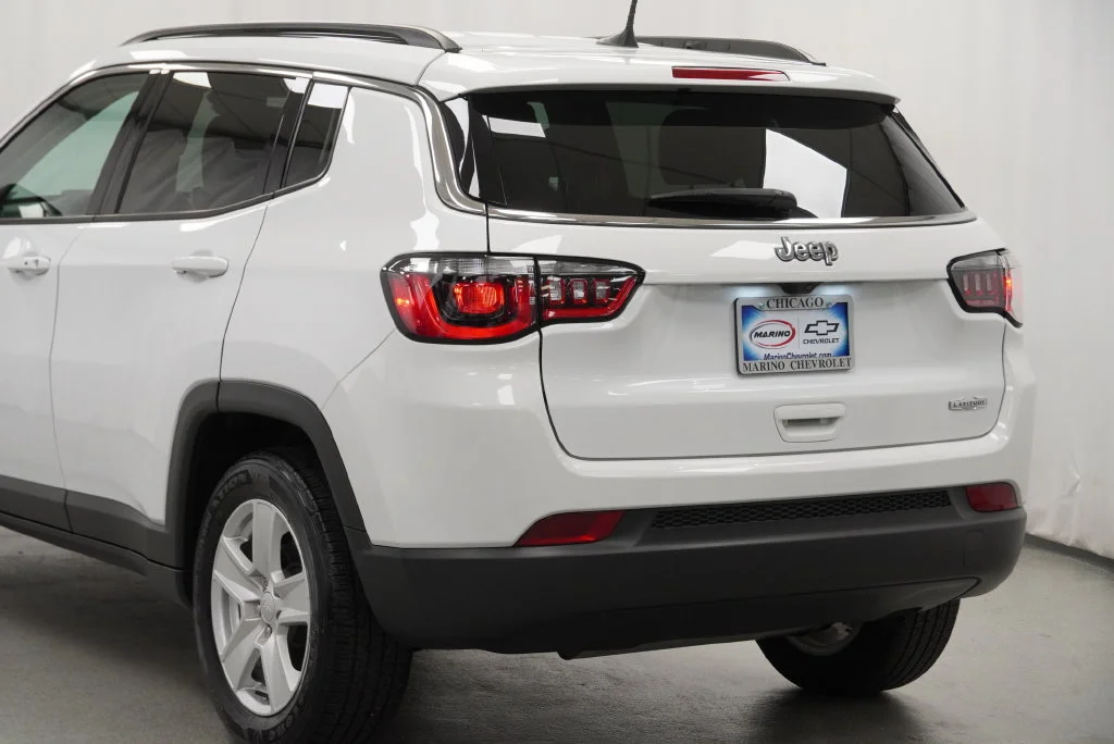 Used 2022 Bright White Clea Jeep Latitude image 16