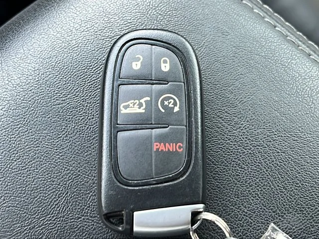 Used 2021 Silver Jeep Latitude Lux image 24