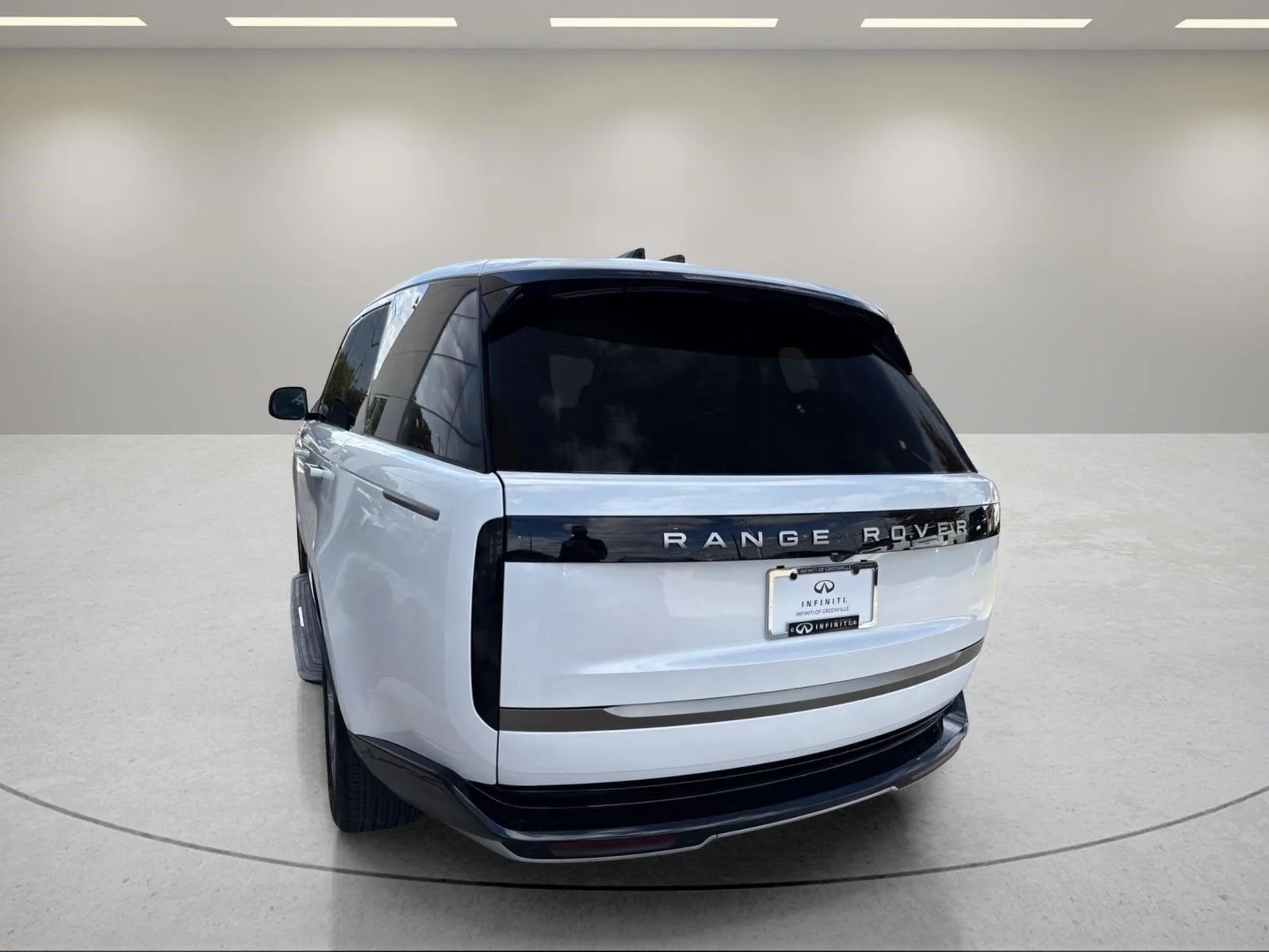 Used 2024 Fuji White Land Rover SE image 9