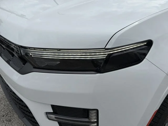 New 2026 Bright White Clear-Coat Exterior Paint Jeep Summit Obsidian image 8