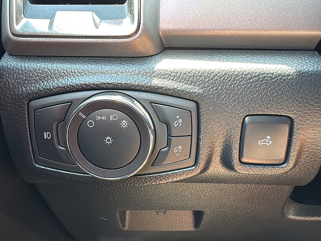 Used 2019 Hot Pepper Red Metallic Tinted Clearcoat Ford  image 23
