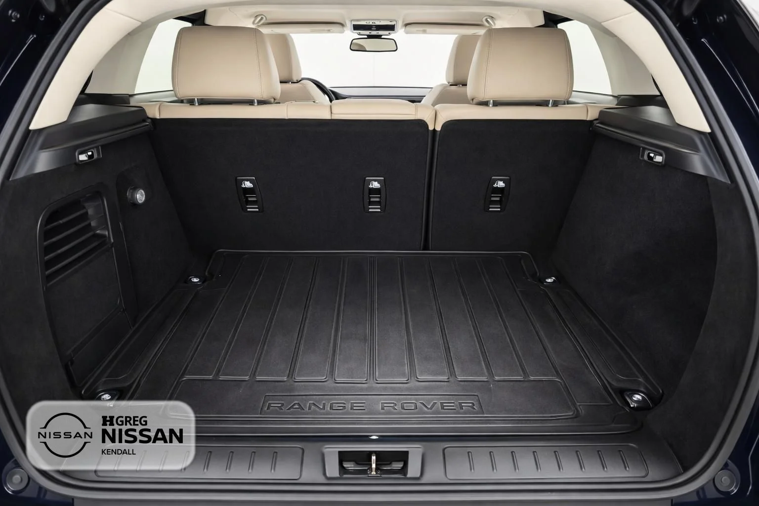 Used 2019 Blue Land Rover SE Premium image 12