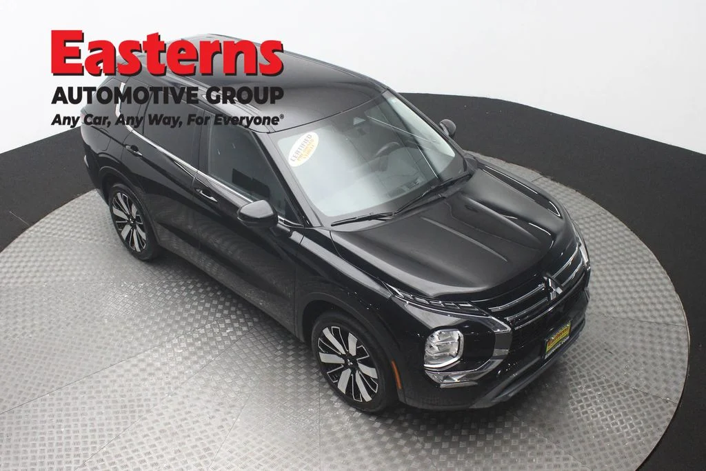 Used 2025 Black Mitsubishi SE image 3